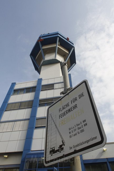 Hoehenretter bei der Uebung am Koeln Bonner Flughafen Tower P044.JPG